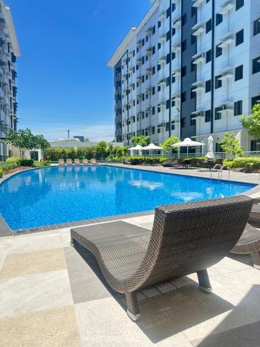 Bazén v ubytování Leaf Residences Muntinlupa - The Mint Pearl Stay 2 bedroom nebo v jeho okolí