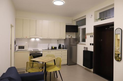 Η κουζίνα ή μικρή κουζίνα στο Azur Stay Burgas - self check-in and 2 bikes