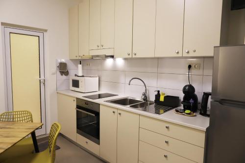 Η κουζίνα ή μικρή κουζίνα στο Azur Stay Burgas - self check-in and 2 bikes