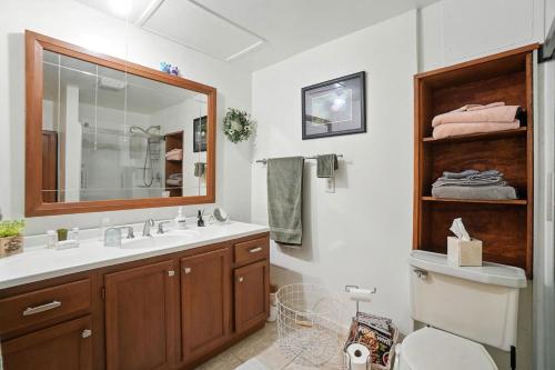 Ένα μπάνιο στο 10 Mi to Dtwn Cozy Couples Getaway in Cincinnati