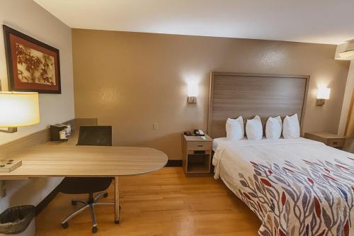 a hotel room with a bed and a desk at Red Roof Inn Washington DC - Columbia/Fort Meade in Jessup