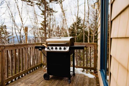 Un balcón o terraza de Mountain cabin with views, privacy, and more.