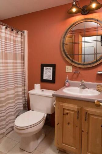 Un baño de Mountain cabin with views, privacy, and more.