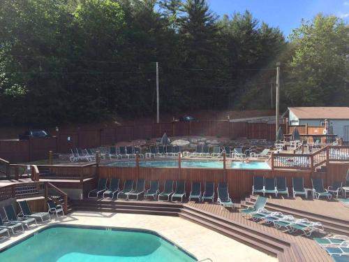 Piscina en o cerca de Mountain cabin with views, privacy, and more.