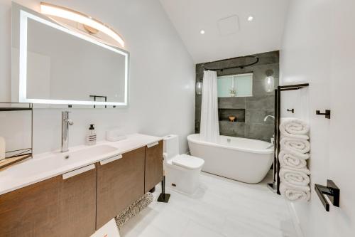 un bagno con vasca, WC e lavandino di Private Yard, Playset Family Home in Penn Estates a East Stroudsburg