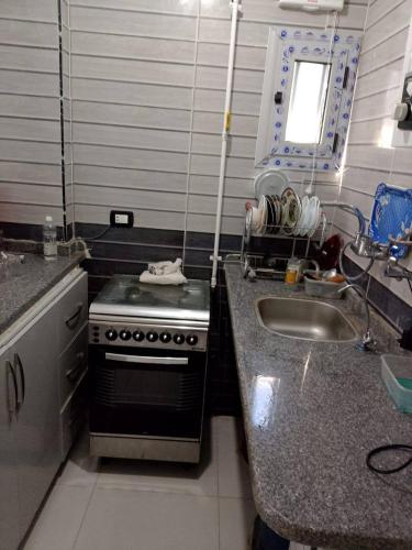 Dapur atau dapur kecil di شقق المكان الرائع بجوار البحر