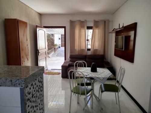 uma cozinha e sala de jantar com mesa e cadeiras em casa Moderna com Ar do Campo em Contagem