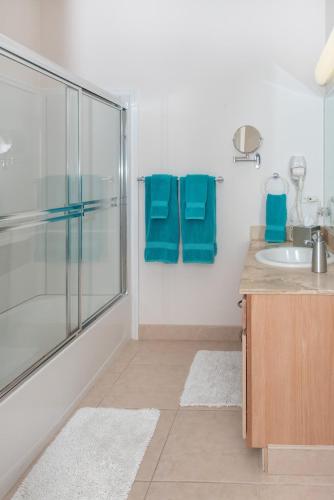 Un baño de Crystal Kai Condo