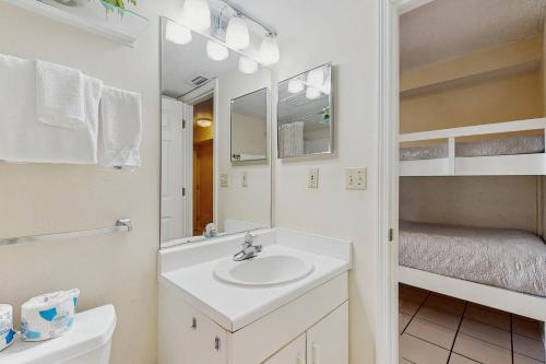 une salle de bain avec un lavabo et un miroir dans l'établissement Plantation Palms #6208, à Gulf Highlands