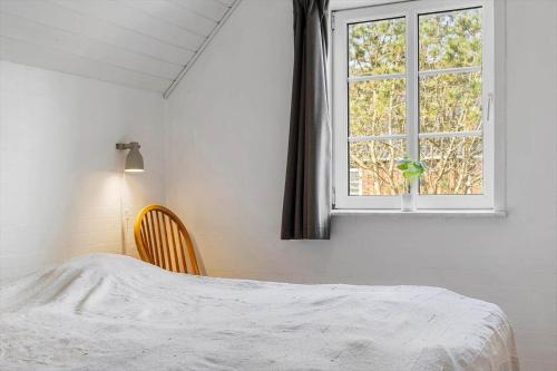 a bedroom with a bed and a window at 2008-Romo-Froidal-10 in Toftum