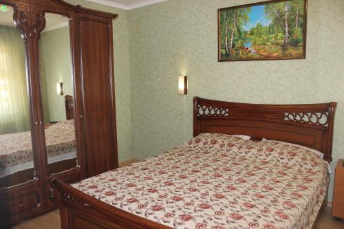 ノヴォミハイロフスキーにあるGostevoy Dom Comfortのベッドルーム(大型ベッド1台、鏡付)