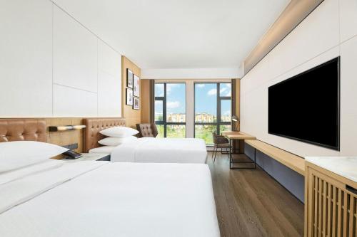 Postel nebo postele na pokoji v ubytování Four Points by Sheraton Kunming Changshui Airport