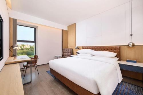 Postel nebo postele na pokoji v ubytování Four Points by Sheraton Kunming Changshui Airport