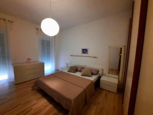 une chambre avec un grand lit et un miroir dans l'établissement Bilocale tra Verona e Lago di Garda, à Bussolengo