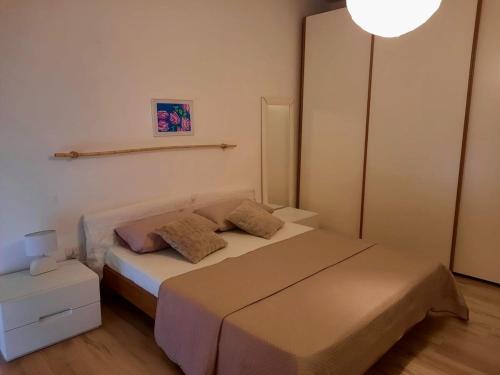 - une petite chambre avec un lit et une lampe dans l'établissement Bilocale tra Verona e Lago di Garda, à Bussolengo