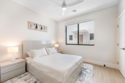 Postel nebo postele na pokoji v ubytování Silver Reef 4 Oceanfront Condo