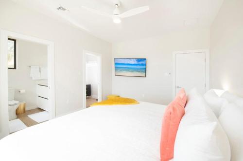 Postel nebo postele na pokoji v ubytování Silver Reef 2 Oceanfront Condo