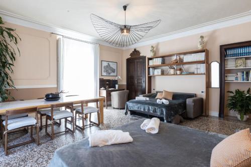トリノにあるEleganza sabauda 120 sqm Luxury historical flatのベッドとテーブルのあるリビングルーム
