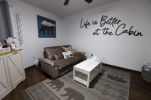 Χώρος καθιστικού στο Bear Lodge Inn - Banner Elk Peaceful & Cozy Cabin Retreat