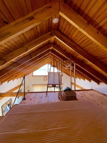 a large attic with a bed in a room at Redondo Beach frente al océano in Maldonado