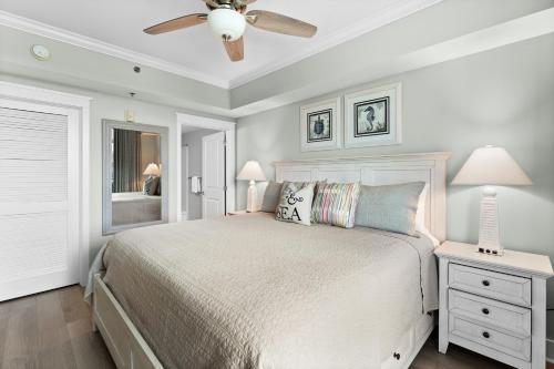 een slaapkamer met een bed en een plafondventilator bij Waterscape A522 - Beachy-Chic - Beach View - Beach Service in Fort Walton Beach