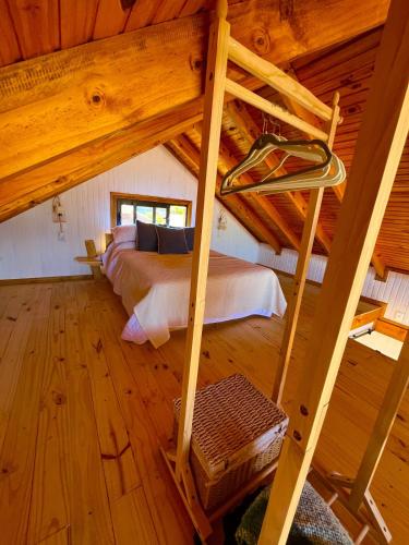 a bedroom with two bunk beds in a cabin at Redondo Beach frente al océano in Maldonado
