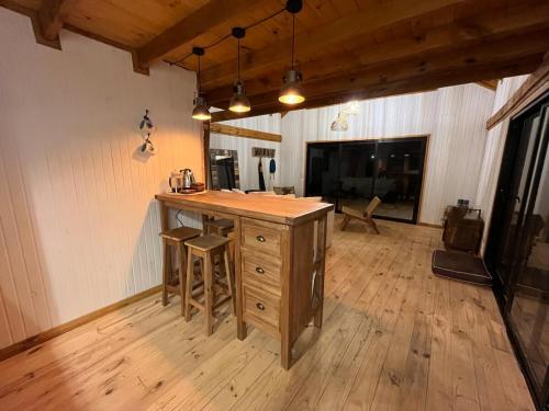 a kitchen with a wooden island in a room at Redondo Beach frente al océano in Maldonado