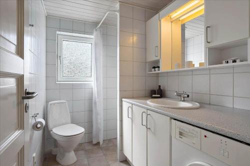 Un baño blanco con inodoro y lavabo. en 0056-Romo-Lakolk-50, en Lakolk