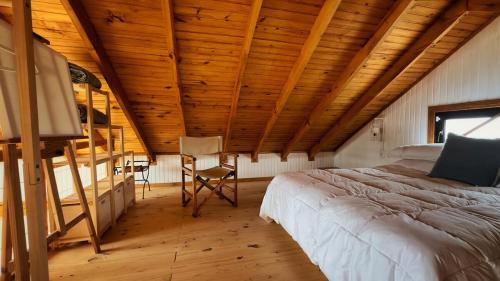 a bedroom with a bed and a desk in a room at Redondo Beach frente al océano in Maldonado