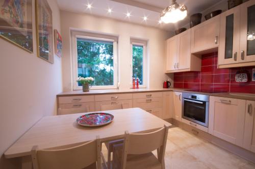 uma cozinha com uma mesa com uma tigela em Apartament Mundus em Sopot