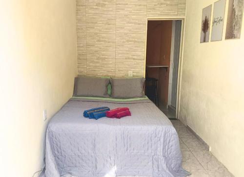 a bed in a room with two bags on it at Casa Aconchegante - Arraial do Cabo a 5 minutos da praia in Arraial do Cabo