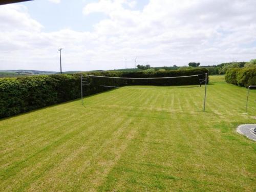 a volleyball net in a grassy field at Hillside Haven in Waxweiler in Waxweiler