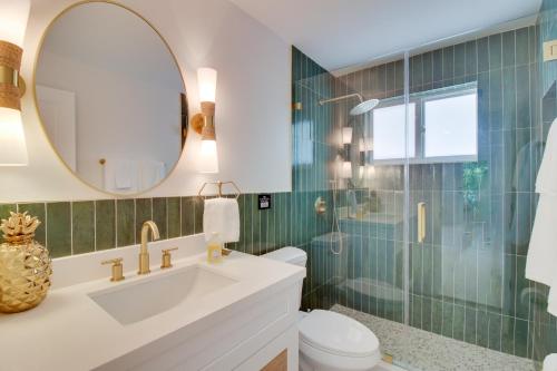 TavernierにあるSteps to Gulf Sleek Top-Floor Apt in Tavernier!の洗面台と鏡のあるバスルーム