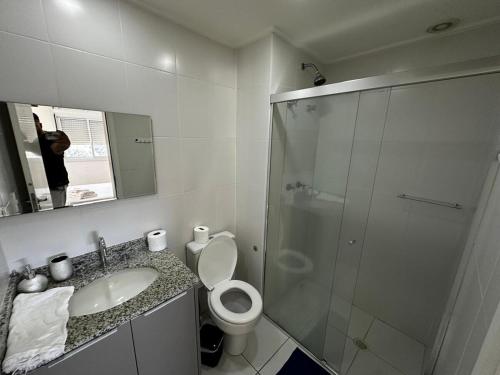 a bathroom with a shower and a toilet and a sink at Studio Cidade Maia Guarulhos 17! in Água Boa