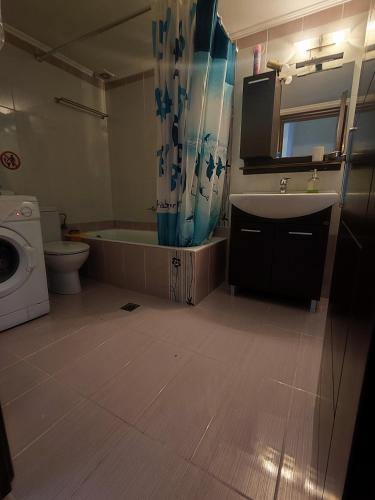 a bathroom with a tub and a sink and a toilet at Villa Athamanio - Premium in Athamanio