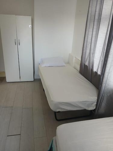 Ένα ή περισσότερα κρεβάτια σε δωμάτιο στο 1 bedroom flat in Ilford