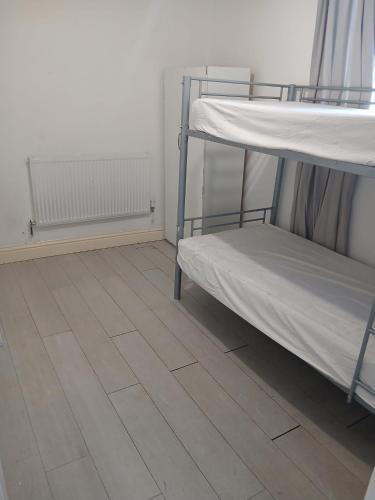 Ένα ή περισσότερα κρεβάτια σε δωμάτιο στο 1 bedroom flat in Ilford