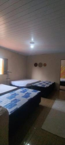 Franco da RochaにあるChácara Mato Dentroの部屋にベッドが2つある部屋