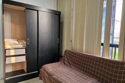 Un dormitorio con un armario, un sofá y un armario. en Apto203 a 100 mts do Shopping Carioca, Brt e Metrô, en Río de Janeiro