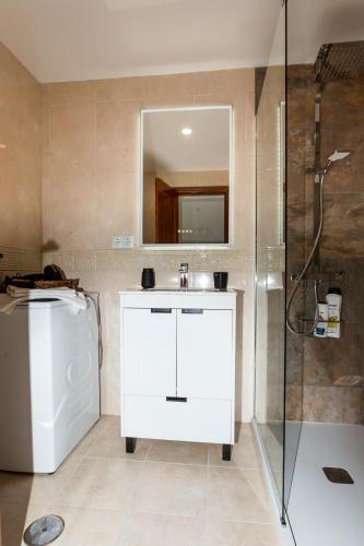 a bathroom with a sink and a shower at Brisa Marina Apartamento con vistas al mar in Mazagón