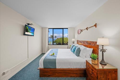 Una habitación de hotel con una cama y una ventana. en Kaanapali Shores 512, en Kaanapali