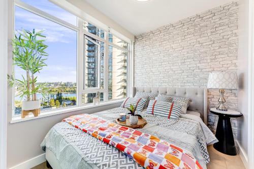 Postel nebo postele na pokoji v ubytování Modern 2BR Condo in Trendy Yaletown with Balcony Views