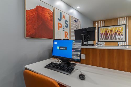 Μια τηλεόραση ή/και κέντρο ψυχαγωγίας στο Holiday Inn Express Jasper by IHG