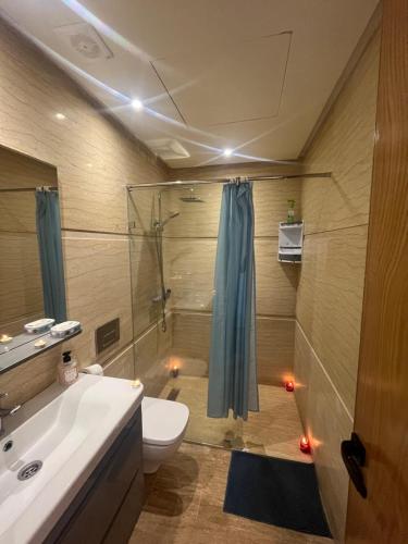 Ένα μπάνιο στο Relaxing Apartment Oceanic Sidi Rahal