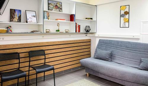 a bar with a couch and chairs in a room at Cosy logement Hyper Centre-ville in Quimper