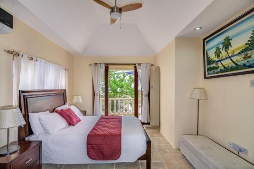 Ένα ή περισσότερα κρεβάτια σε δωμάτιο στο Sandrati Villa