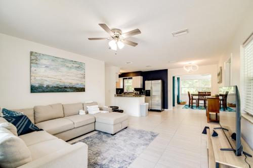 Un lugar para sentarse en Tree-Lined Retreat 4 Mi to Three Sisters Springs!