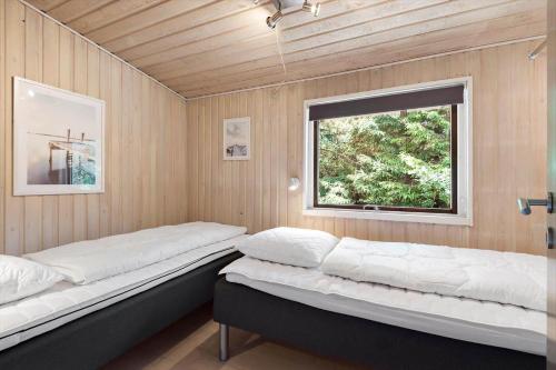 two beds in a room with a window at BV384-Blavand-Hedevej-47 in Blåvand
