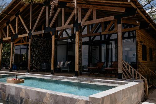 Πισίνα στο ή κοντά στο Playa Laska - Beachfront Luxury Villa & Pool
