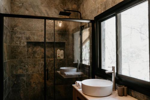 Ένα μπάνιο στο Playa Laska - Beachfront Luxury Villa & Pool